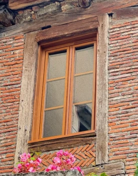 Fenêtre en bois sur façade en briques