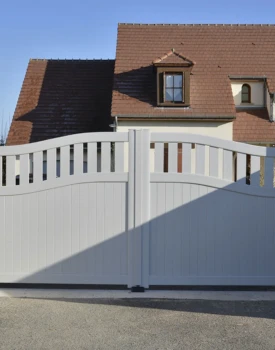 portail-aluminium-battant-blanc